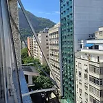 A Pe Para A Praia De Copacabana Com Conforto E Praticidade.
